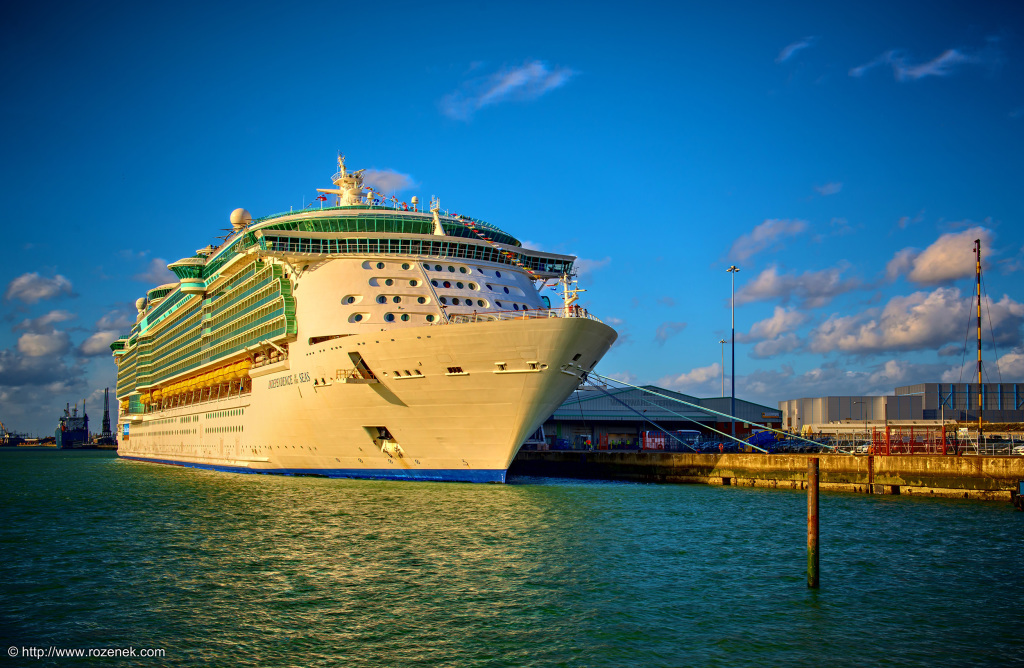 2014.11.01 - Mayflower Park in Southampton - Cruise Ship - HDR-01