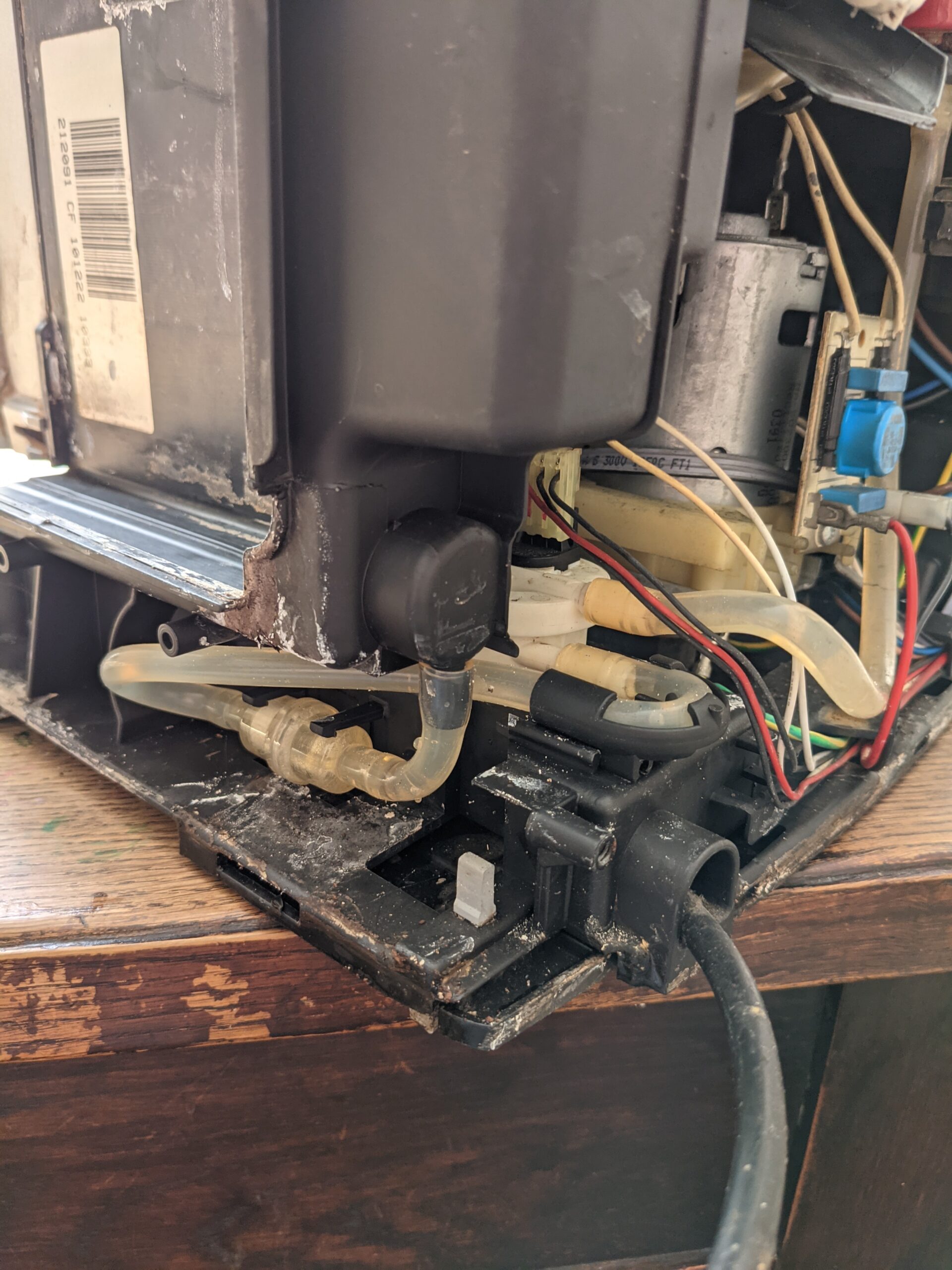 Delonghi Essam Magnifica 4200 inside repairing process